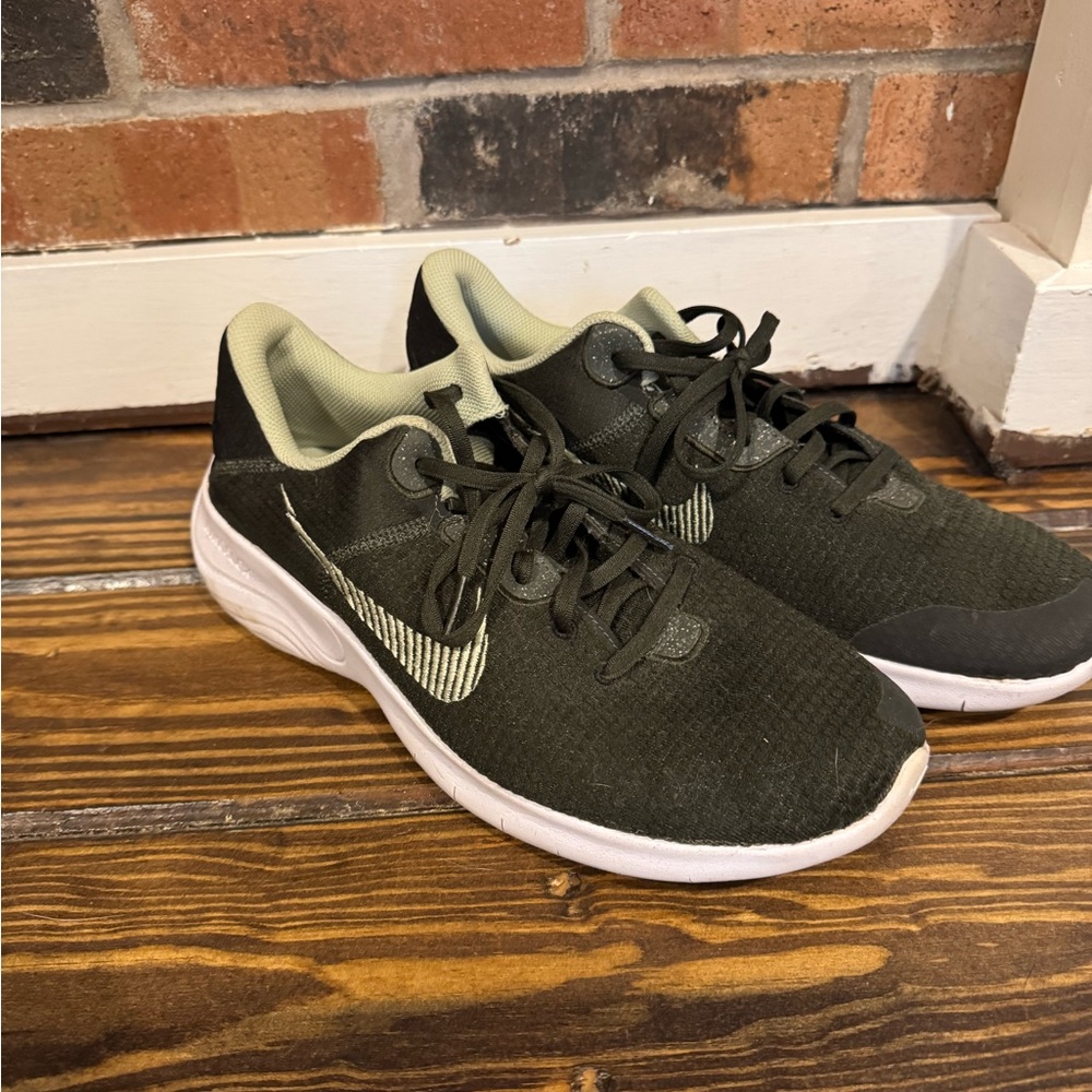 Nike Men's Black and White Athletic Shoes